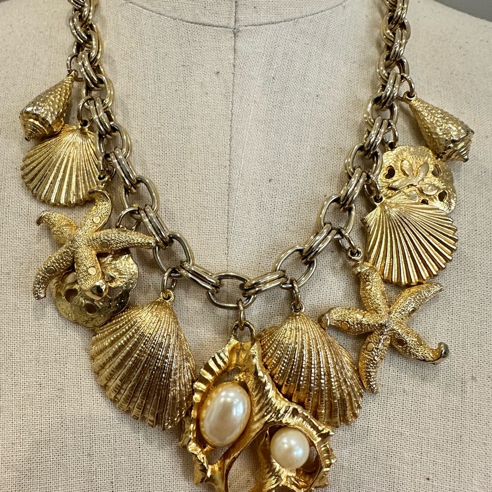 Vintage Gold Tone Metal Tropical Beach Shell and Starfish Statement Necklace - Picture 5 of 8